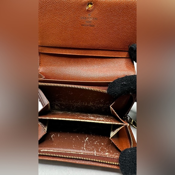 LV Monogram Snap Compact with Zipper - Picture 7 of 7